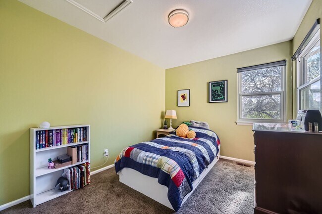 Building Photo - Furnished Downtown Louisville 5BDR Gem