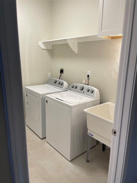 Building Photo - 11931 Lakeview Manor Dr