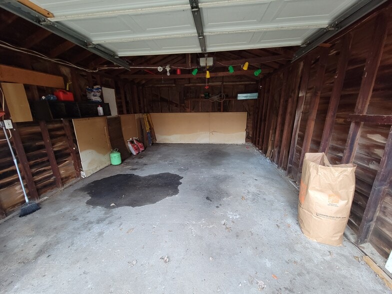 Garage - 11457 Leverne