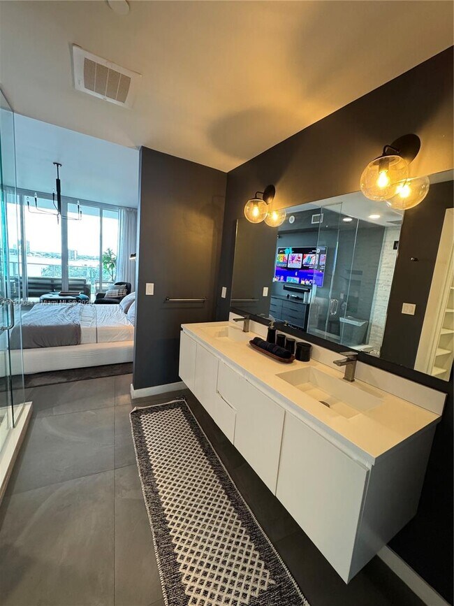 Building Photo - 2020 N Bayshore Dr