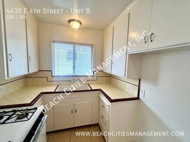 Building Photo - Cute One Bedroom Blocks Away from Beach an...