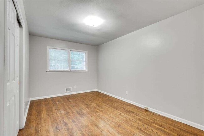 Building Photo - 799 Marstevan Dr NE