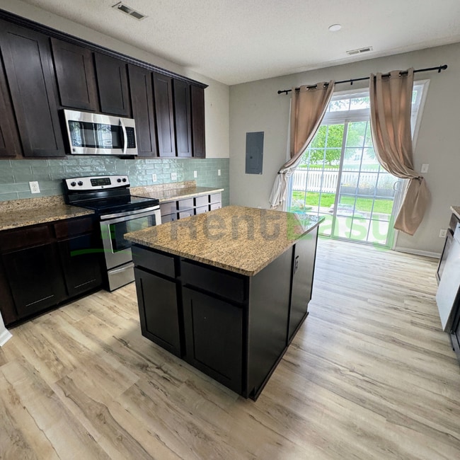 Building Photo - 1005 Silver Charm Cir