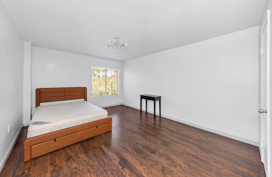 Building Photo - 621 99th Ave N