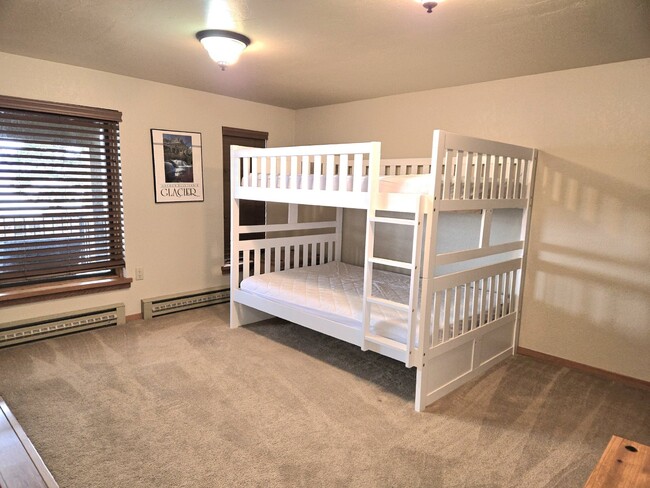 Building Photo - Fully furnished 2+ bed/2.5 bath on Flathead Lake (Available September thru May)