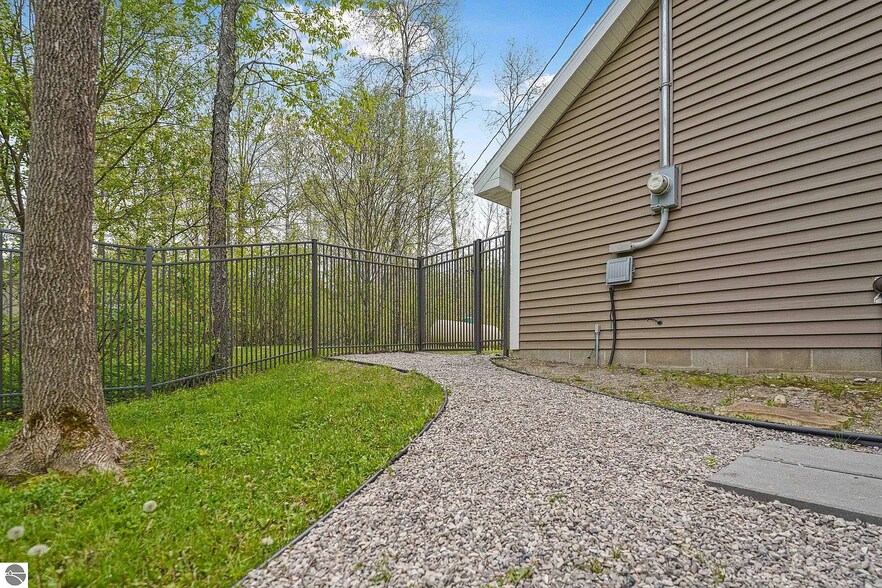 Building Photo - 800 Boardman Acre Dr