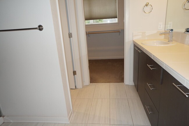 Building Photo - NE Portland 3-bedroom 2.5-bathroom NW Cont...