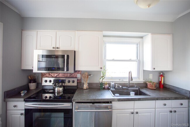 Building Photo - 272 Laurelton Blvd