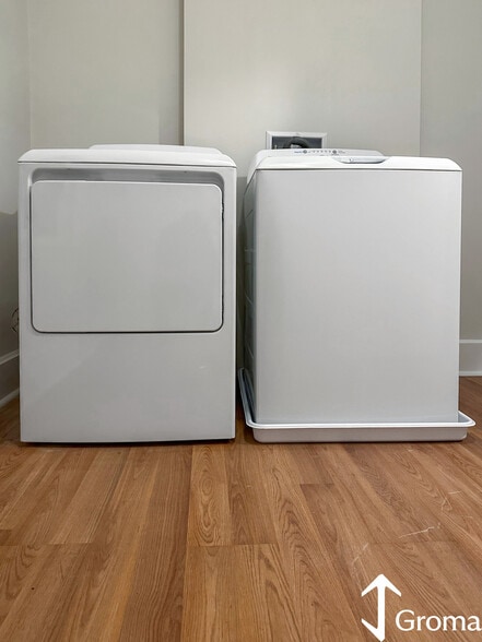 Building Photo - 55 Hollander St