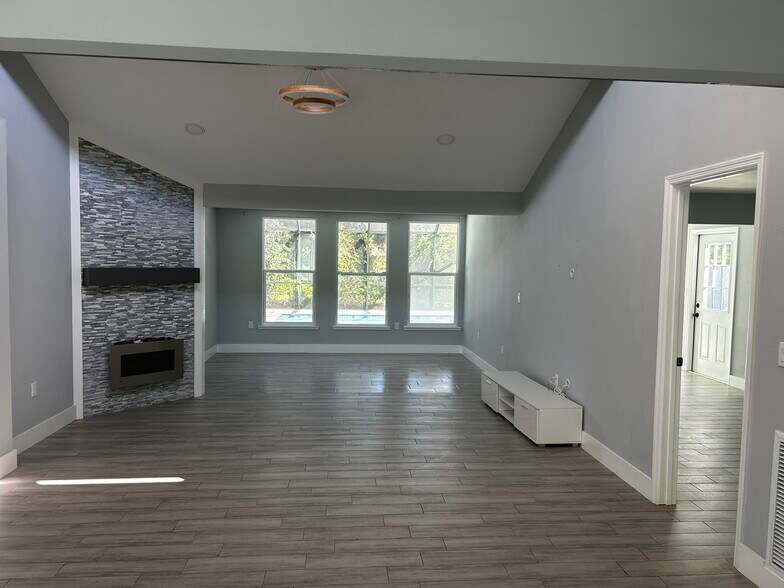 Building Photo - 3024 Woodpine Cir