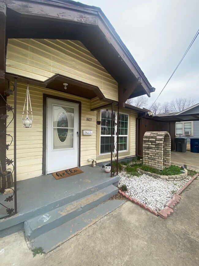 Building Photo - 807 S Van Buren Ave