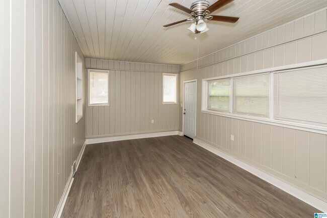 Building Photo - 565 Camellia Rd