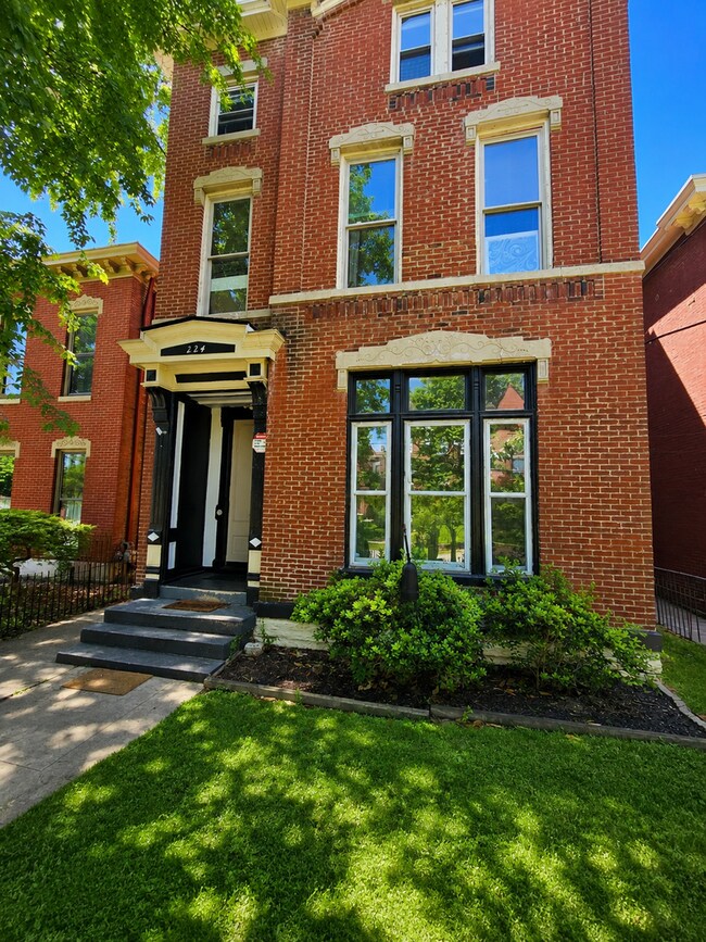 Building Photo - 224 E Oak St