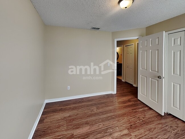 Building Photo - 333 Bay St