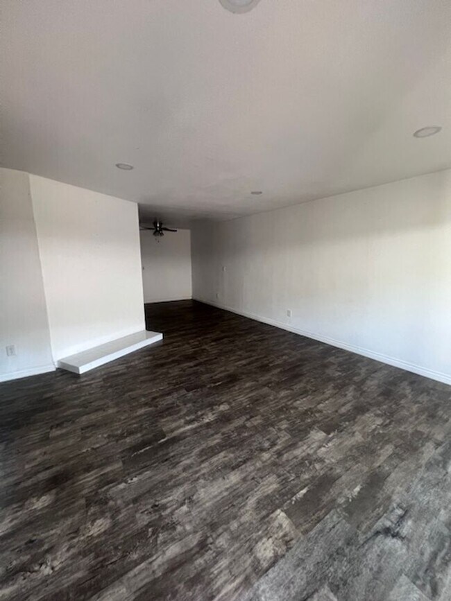 Building Photo - Spacious 3 Bed / 2 Bath Apartment in Colton – Upgraded & Move-In Ready
