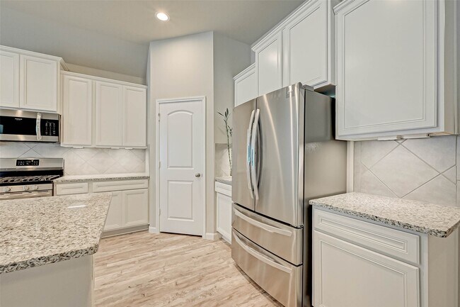 Building Photo - 14111 Lake Lodge Dr