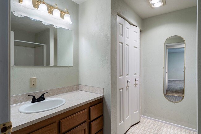 Building Photo - Large 2 bedroom 2 bathroom duplex with garage! $500 OFF YOUR FIRST MONTH’S RENT!