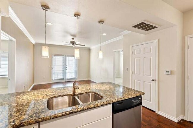 Building Photo - 3102 Kings Rd