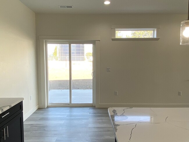 Building Photo - 414 Lolly Ln