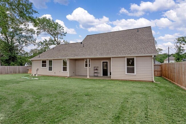 Building Photo - 24738 Roscommon Ln