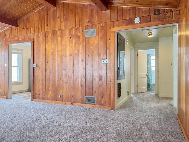 Building Photo - 6 month lease! 3 bed/ 1 bath Single Family Home on Coffeen!