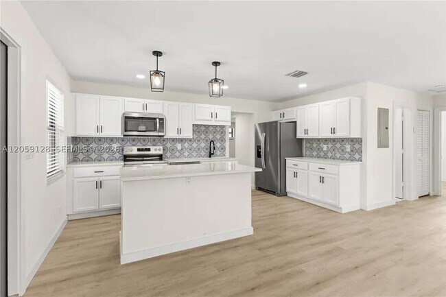 Building Photo - 328 SW 11th Ave