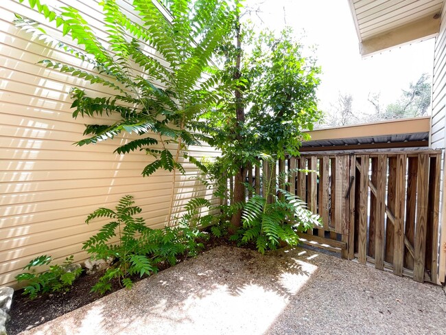 Building Photo - Stunning 2 Bedrooms, 1.5 Bathrooms Condo i...