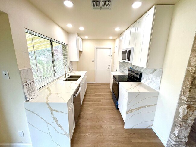 Building Photo - **COMING SOON** Newly Renovated 3 Bedroom ...