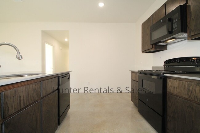 Building Photo - Exceptional 3 Bedroom Heights Duplex