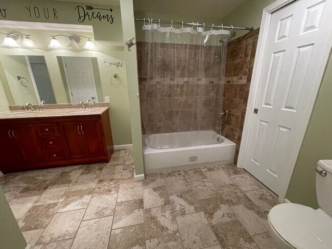 Building Photo - 5BD/4BA Single Family Home