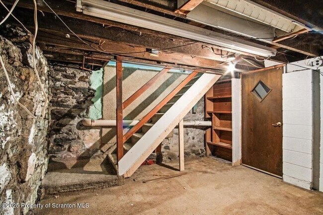 Building Photo - 134 Lampman St