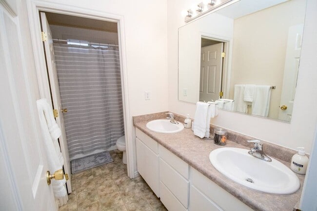 Building Photo - 592 Sunflower Rd