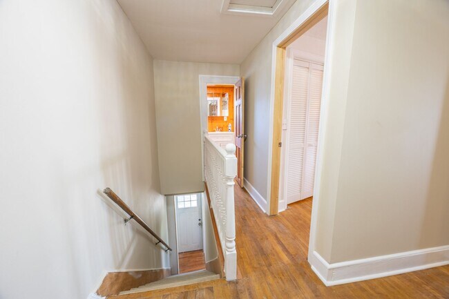 Building Photo - Available Now! Spacious 3-Bedroom Duplex in Griswold