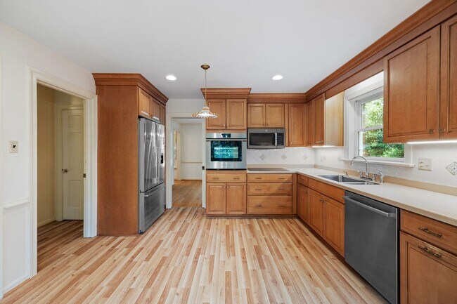Building Photo - 2401 Scarsborough Dr