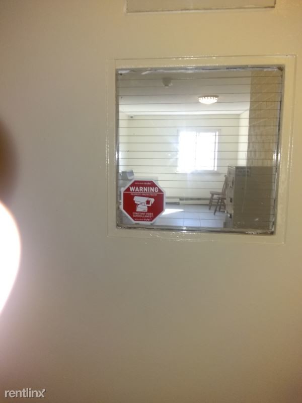 Building Photo - 572 Brook St