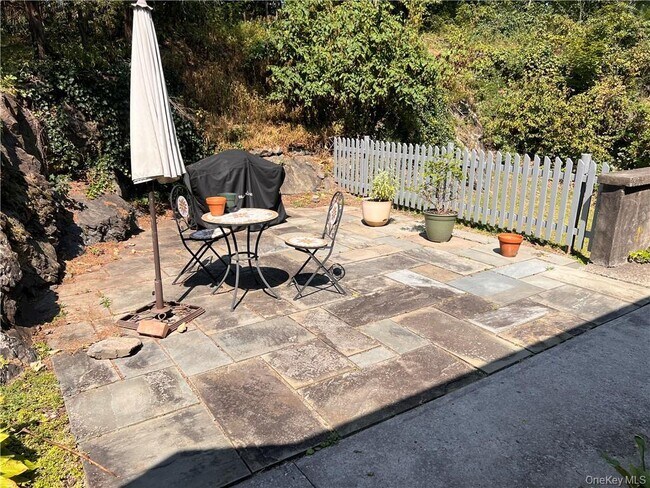 Building Photo - 14 Old Glenham Rd