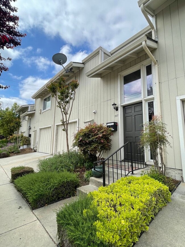 Building Photo - Walk to Japantown,  Updated 2 / 2.5, Cat &...