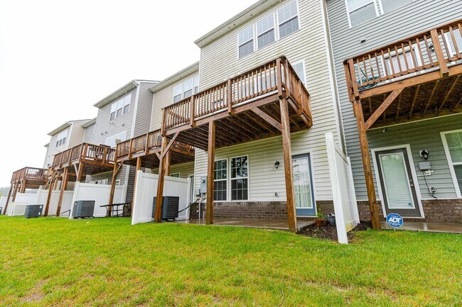 Building Photo - Gorgeous and Modern Home Available