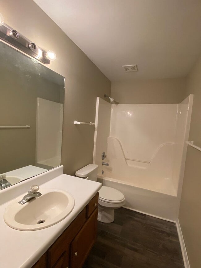Building Photo - Renovated One Level 2 Bedroom / 2 Bathroom...
