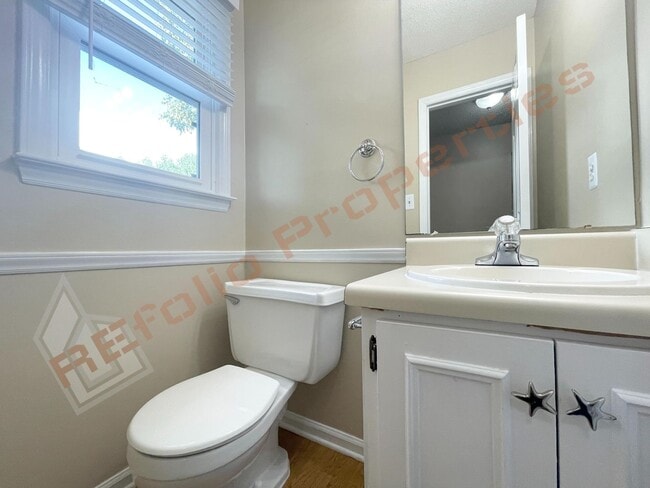 Building Photo - Cozy 3 Bedroom 2.5 Bath End unit Townhome ...