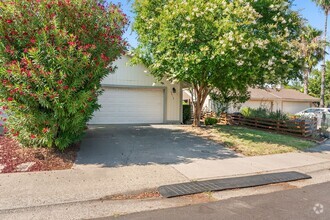 Building Photo - Charming 2 Bedroom 2 Bath Duplex