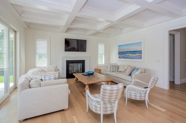 Building Photo - 126 Somerset Ave