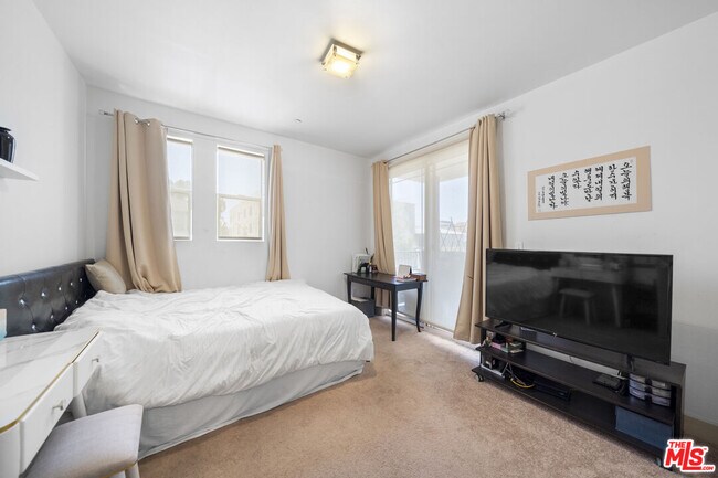 Building Photo - 848 Irolo St