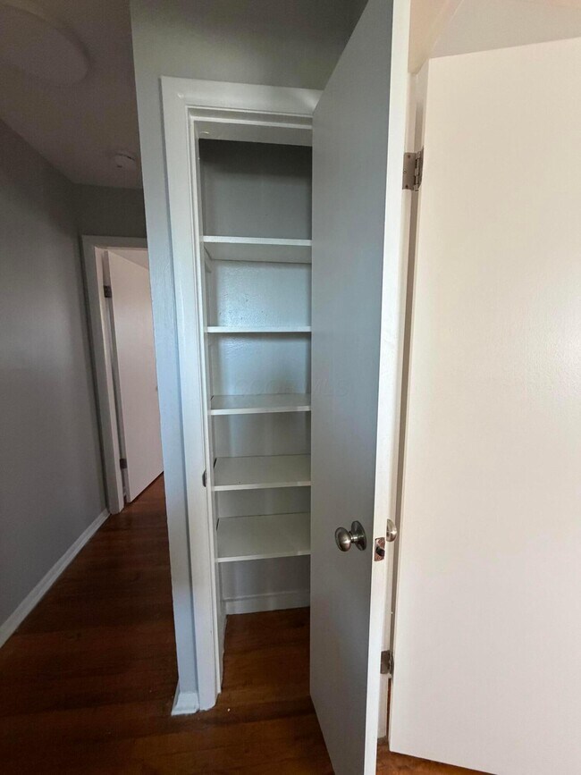 Building Photo - 1975 Dunbar Dr