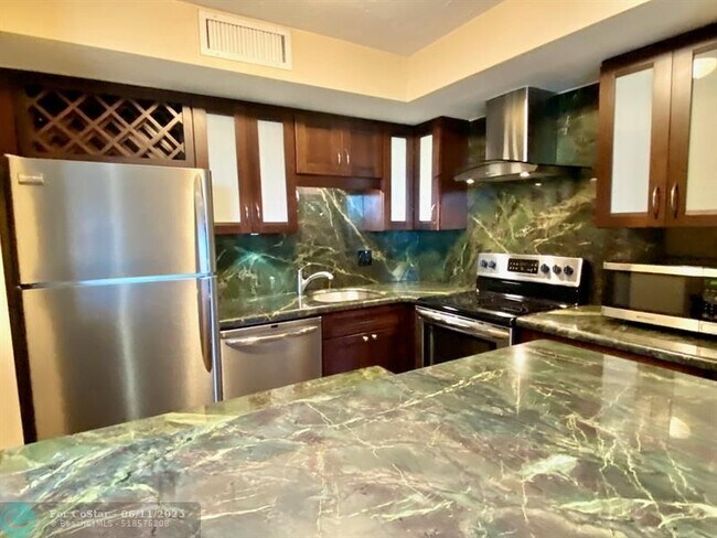 Building Photo - 1050 SE 15th St