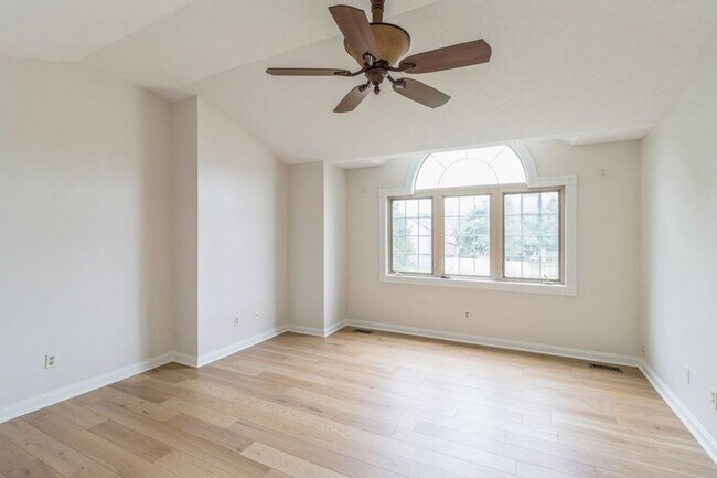 Building Photo - GREAT LOCATION IN COUNTRY CLUB!! 4 Bedroom, 3.5 Bathroom Home in Clive