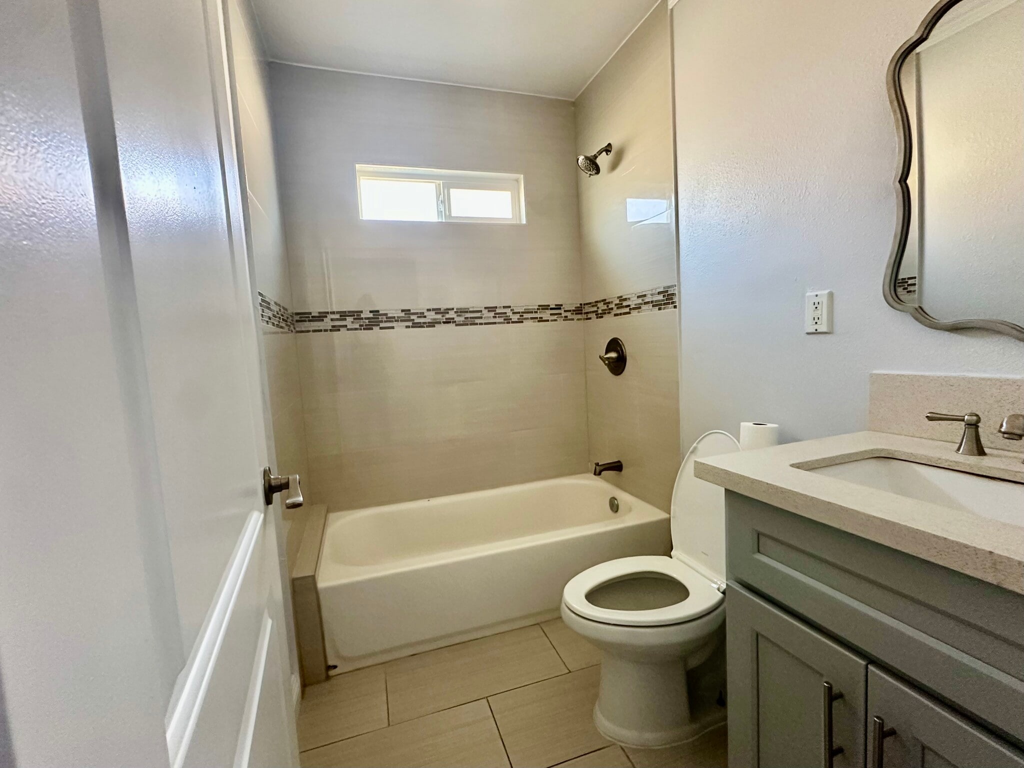 Building Photo - 4315 Kenwood Ave