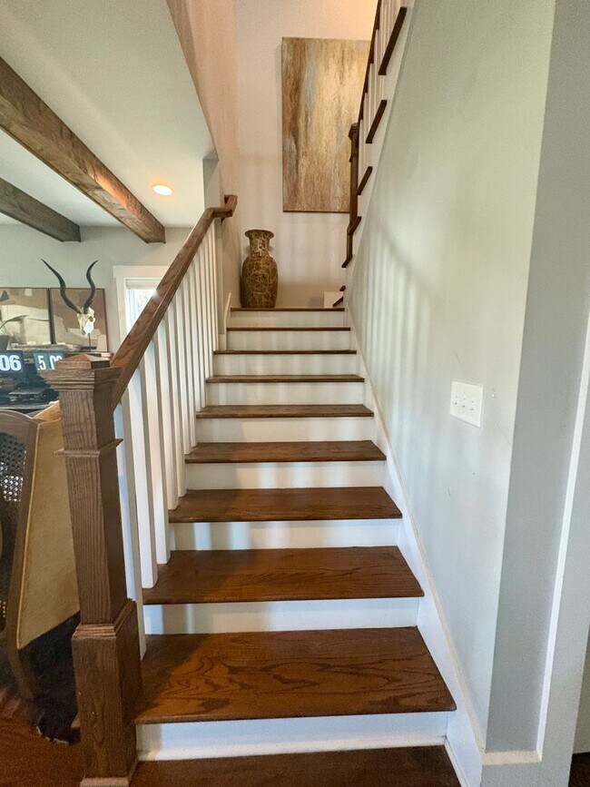 Building Photo - Beautiful and Spacious 3 Bedroom Home in E...