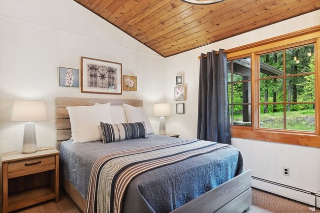 Building Photo - 1 bedroom, 1 bath Condo on Whitefish Lake