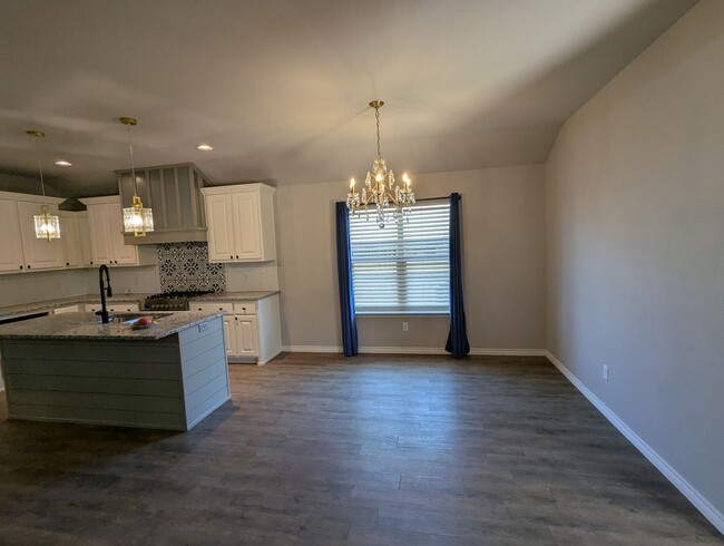 Building Photo - 3/2/2 Stunning Foxridge Home